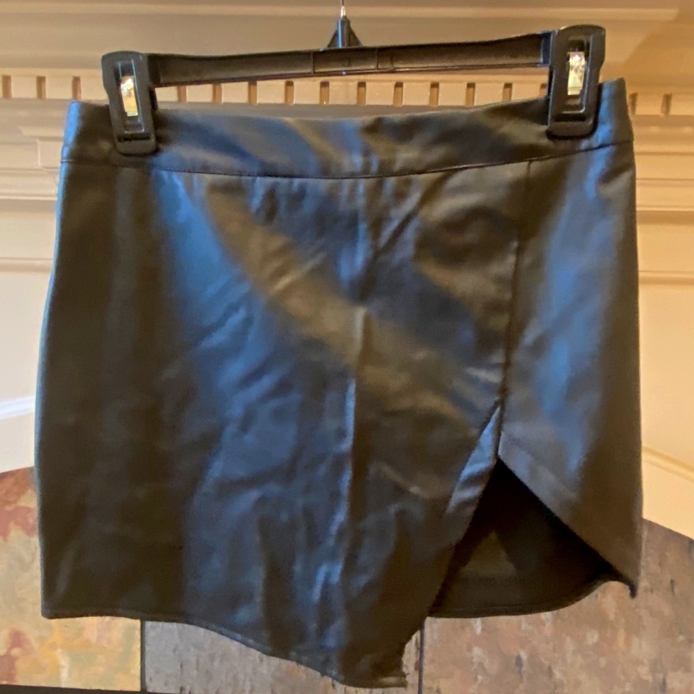 CHOLES Black Faux Leather Skirt